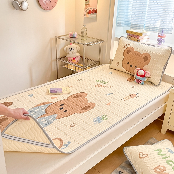 91家纺网 家纺一手货源 找家纺 川悦生活 2025新款大阪宿舍凉感丝凉席 奶盖小熊