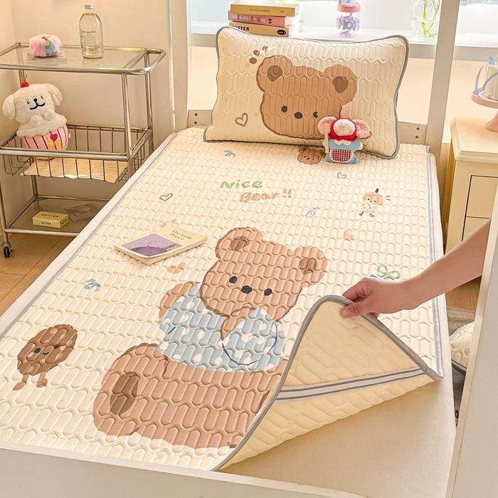 91家纺网 家纺一手货源 找家纺 川悦生活 2025新款大阪宿舍凉感丝凉席 奶盖小熊