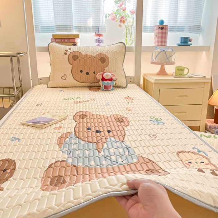 91家纺网 家纺一手货源 找家纺 川悦生活 2025新款大阪宿舍凉感丝凉席 奶盖小熊