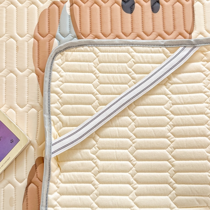 91家纺网 家纺一手货源 找家纺 川悦生活 2025新款大阪宿舍凉感丝凉席 奶盖小熊