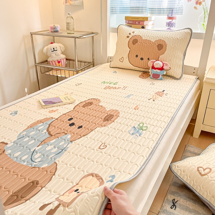 91家纺网 家纺一手货源 找家纺 川悦生活 2025新款大阪宿舍凉感丝凉席 奶盖小熊