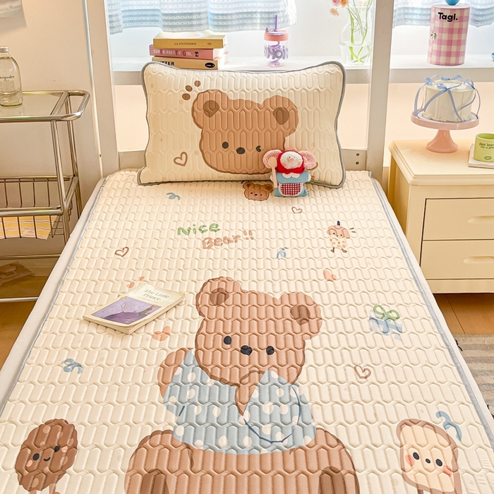 91家纺网 家纺一手货源 找家纺 川悦生活 2025新款大阪宿舍凉感丝凉席 奶盖小熊