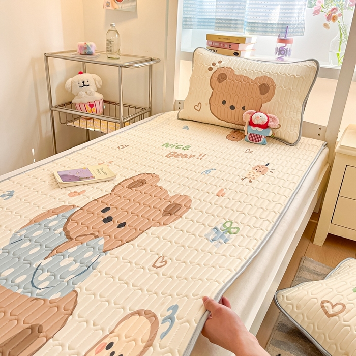 91家纺网 家纺一手货源 找家纺 川悦生活 2025新款大阪宿舍凉感丝凉席 奶盖小熊