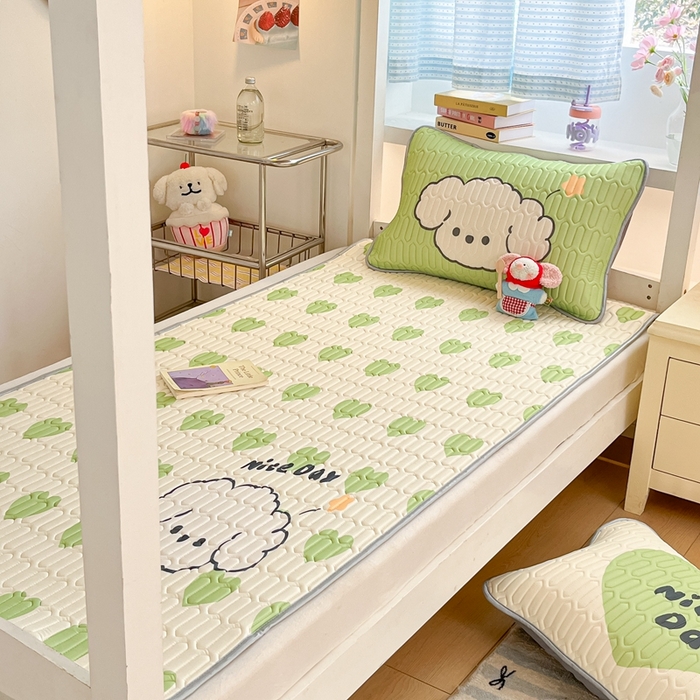 91家纺网 家纺一手货源 找家纺 川悦生活 2025新款大阪宿舍凉感丝凉席 薄荷小汪