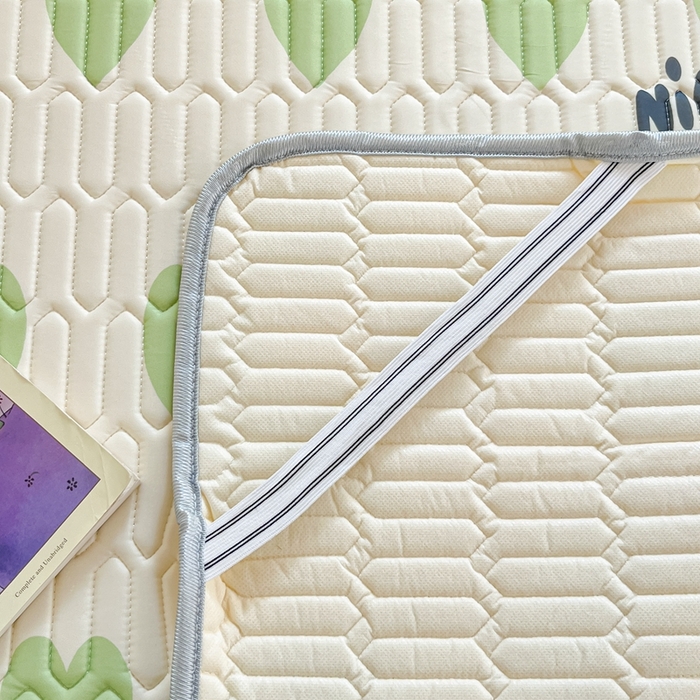 91家纺网 家纺一手货源 找家纺 川悦生活 2025新款大阪宿舍凉感丝凉席 薄荷小汪