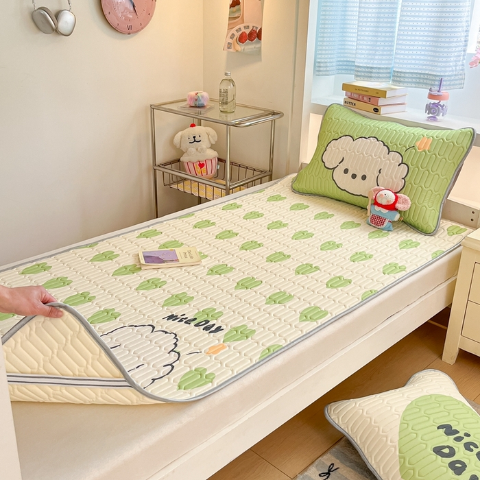 91家纺网 家纺一手货源 找家纺 川悦生活 2025新款大阪宿舍凉感丝凉席 薄荷小汪