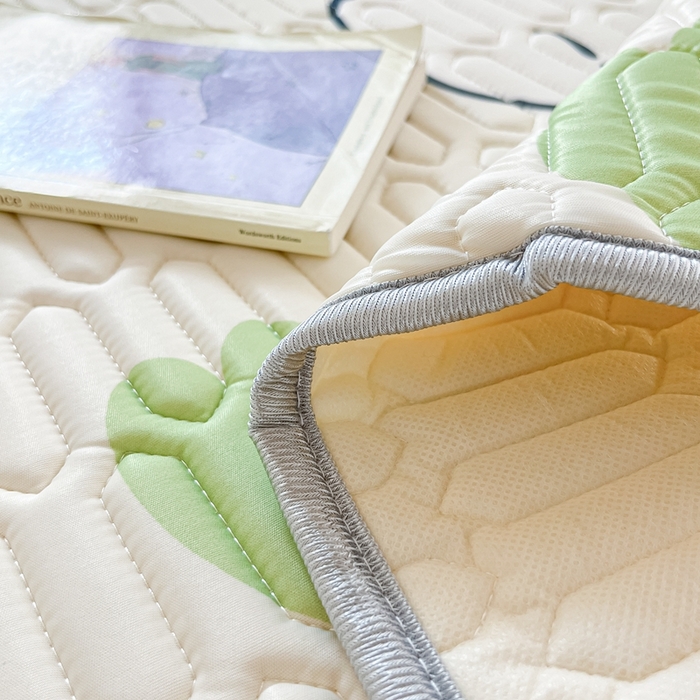 91家纺网 家纺一手货源 找家纺 川悦生活 2025新款大阪宿舍凉感丝凉席 薄荷小汪