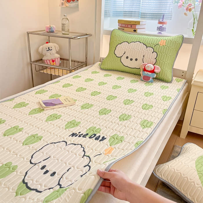 91家纺网 家纺一手货源 找家纺 川悦生活 2025新款大阪宿舍凉感丝凉席 薄荷小汪