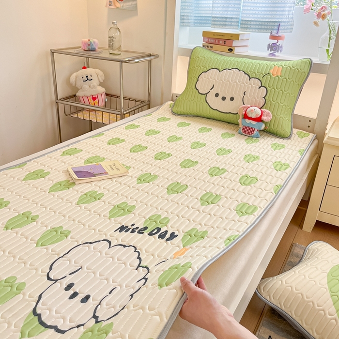 91家纺网 家纺一手货源 找家纺 川悦生活 2025新款大阪宿舍凉感丝凉席 薄荷小汪