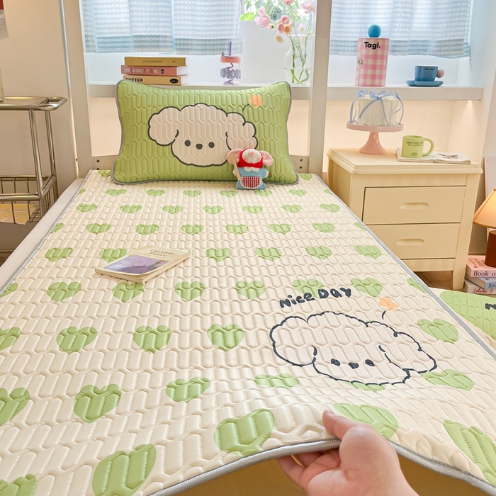 91家纺网 家纺一手货源 找家纺 川悦生活 2025新款大阪宿舍凉感丝凉席 薄荷小汪