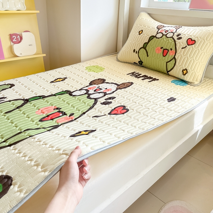 91家纺网 家纺一手货源 找家纺 川悦生活 2025新款大阪宿舍凉感丝凉席 哈哈恐龙