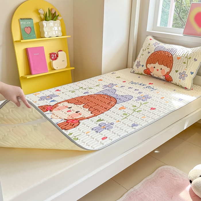 91家纺网 家纺一手货源 找家纺 川悦生活 2025新款大阪宿舍凉感丝凉席 萌萌妹紫兰