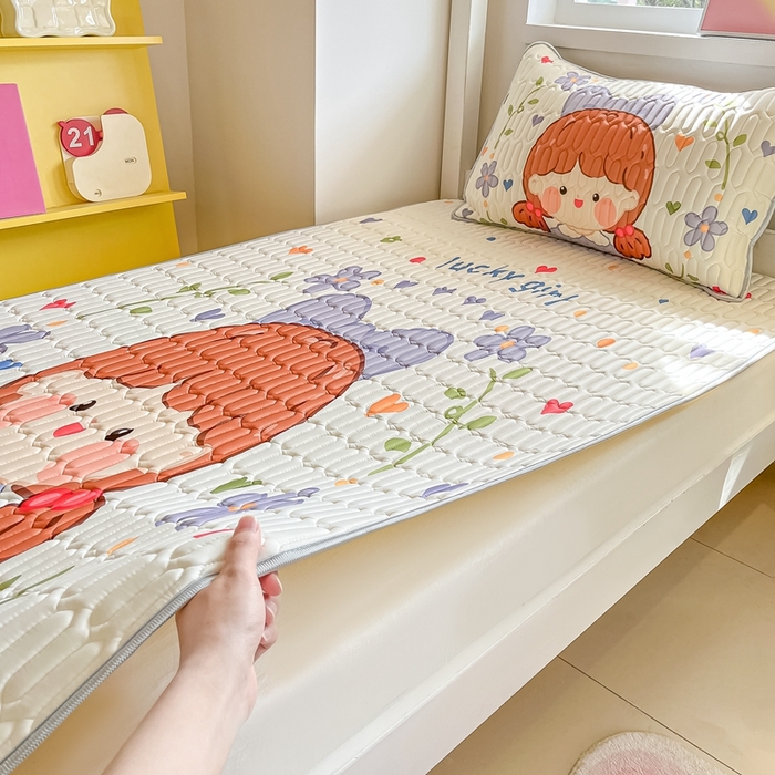 91家纺网 家纺一手货源 找家纺 川悦生活 2025新款大阪宿舍凉感丝凉席 萌萌妹紫兰