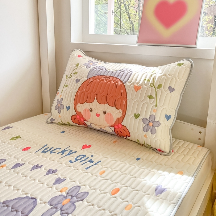 91家纺网 家纺一手货源 找家纺 川悦生活 2025新款大阪宿舍凉感丝凉席 萌萌妹紫兰