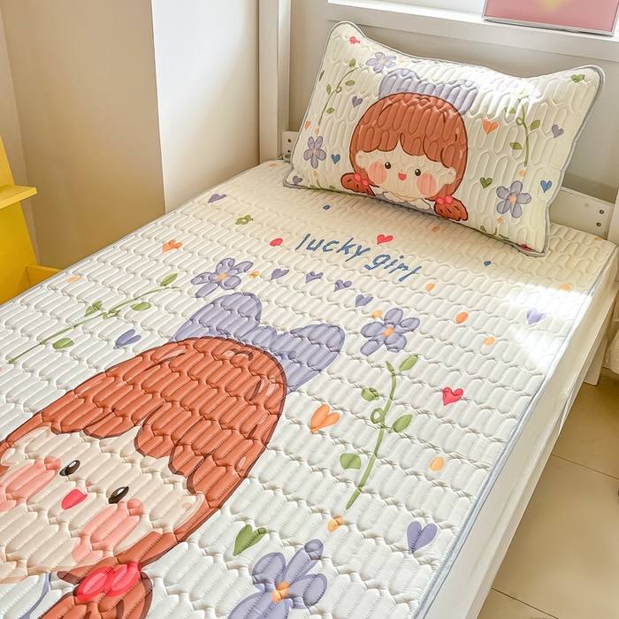 91家纺网 家纺一手货源 找家纺 川悦生活 2025新款大阪宿舍凉感丝凉席 萌萌妹紫兰