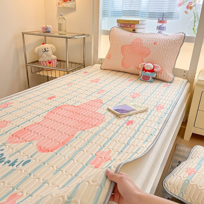 91家纺网 家纺一手货源 找家纺 川悦生活 2025新款大阪宿舍凉感丝凉席 萌萌星系