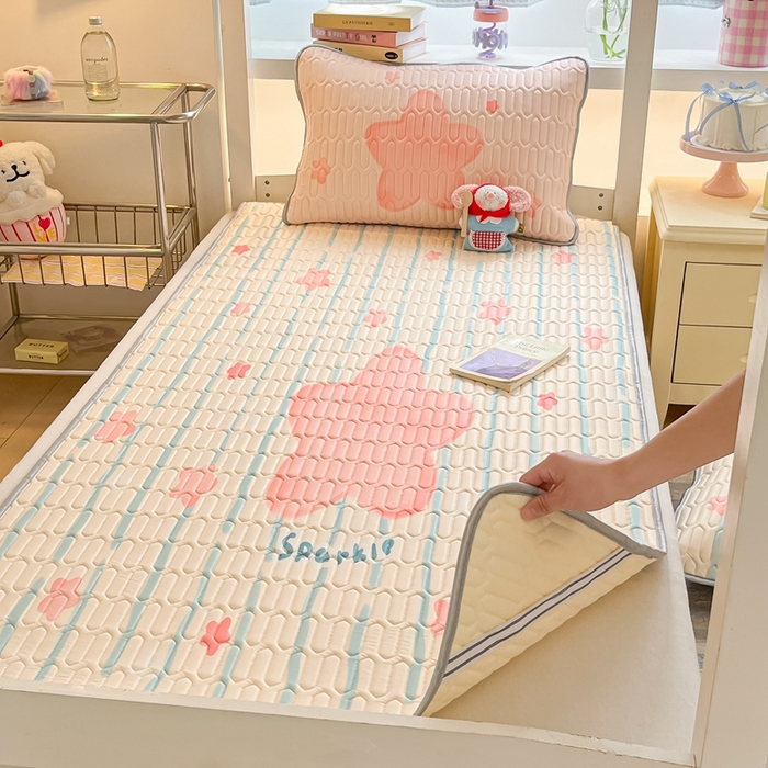 91家纺网 家纺一手货源 找家纺 川悦生活 2025新款大阪宿舍凉感丝凉席 萌萌星系