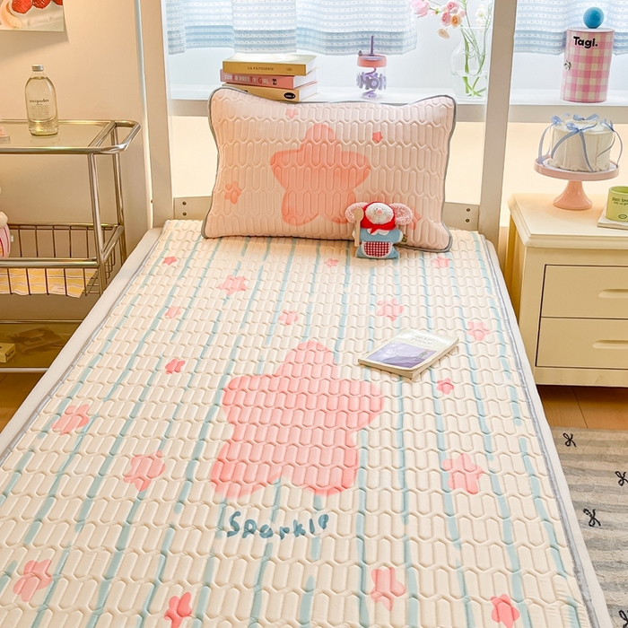 91家纺网 家纺一手货源 找家纺 川悦生活 2025新款大阪宿舍凉感丝凉席 萌萌星系