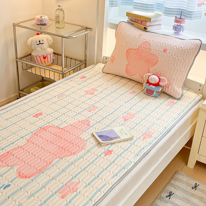 91家纺网 家纺一手货源 找家纺 川悦生活 2025新款大阪宿舍凉感丝凉席 萌萌星系