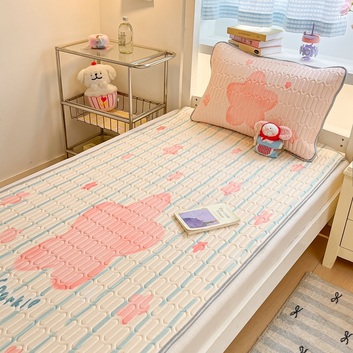 91家纺网 家纺一手货源 找家纺 川悦生活 2025新款大阪宿舍凉感丝凉席 萌萌星系