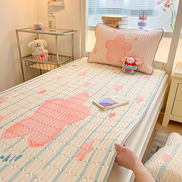 91家纺网 家纺一手货源 找家纺 川悦生活 2025新款大阪宿舍凉感丝凉席 萌萌星系