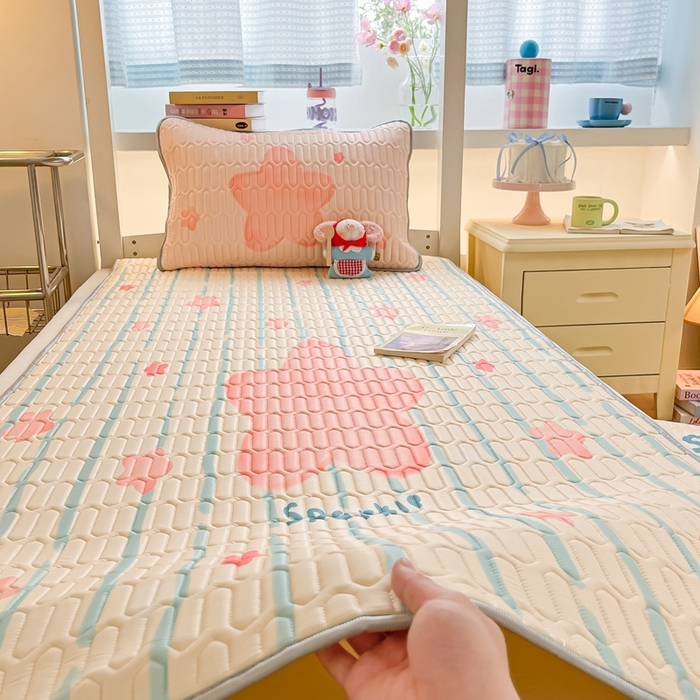 91家纺网 家纺一手货源 找家纺 川悦生活 2025新款大阪宿舍凉感丝凉席 萌萌星系