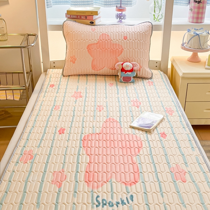 91家纺网 家纺一手货源 找家纺 川悦生活 2025新款大阪宿舍凉感丝凉席 萌萌星系