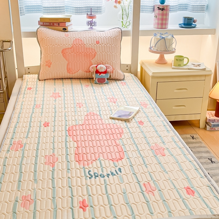 91家纺网 家纺一手货源 找家纺 川悦生活 2025新款大阪宿舍凉感丝凉席 萌萌星系