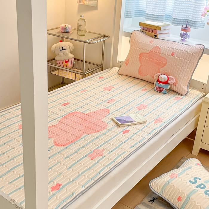 91家纺网 家纺一手货源 找家纺 川悦生活 2025新款大阪宿舍凉感丝凉席 萌萌星系