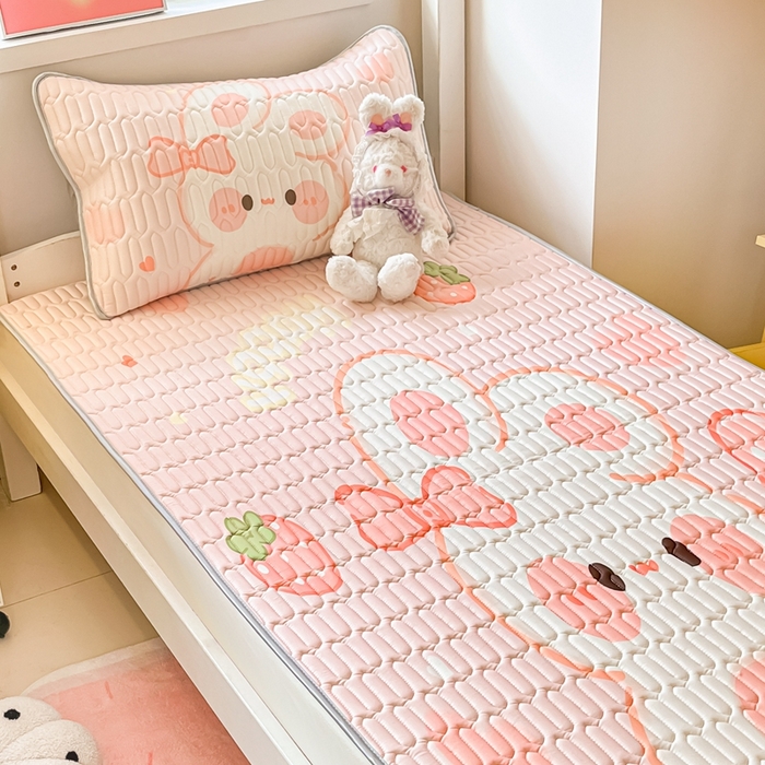 91家纺网 家纺一手货源 找家纺 川悦生活 2025新款大阪宿舍凉感丝凉席 蜜莓小兔