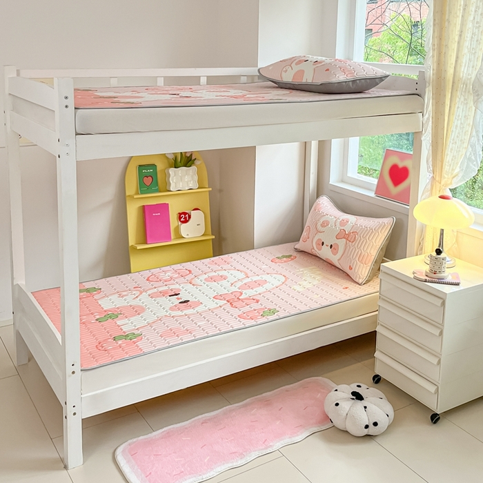 91家纺网 家纺一手货源 找家纺 川悦生活 2025新款大阪宿舍凉感丝凉席 蜜莓小兔