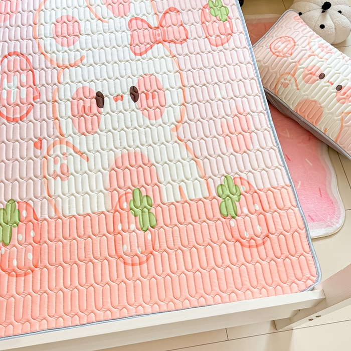 91家纺网 家纺一手货源 找家纺 川悦生活 2025新款大阪宿舍凉感丝凉席 蜜莓小兔