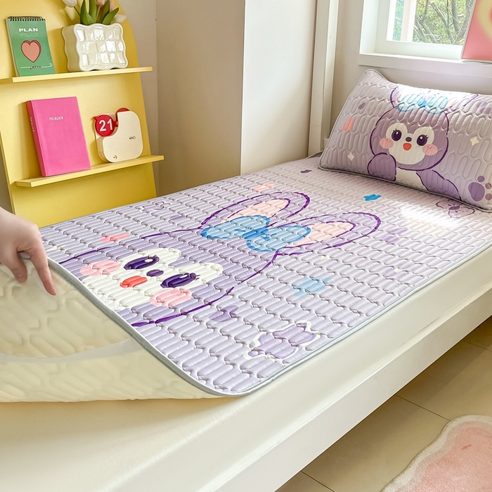 91家纺网 家纺一手货源 找家纺 川悦生活 2025新款大阪宿舍凉感丝凉席 米哈小兔