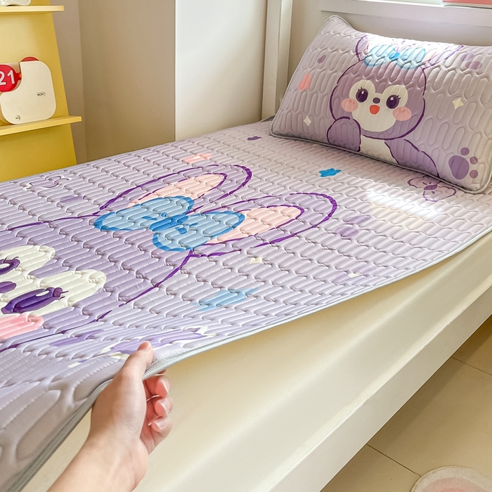 91家纺网 家纺一手货源 找家纺 川悦生活 2025新款大阪宿舍凉感丝凉席 米哈小兔