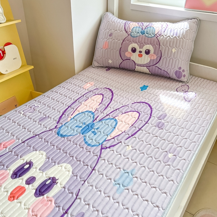 91家纺网 家纺一手货源 找家纺 川悦生活 2025新款大阪宿舍凉感丝凉席 米哈小兔