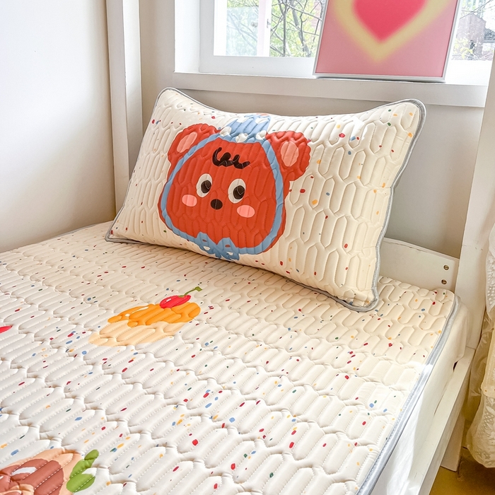 91家纺网 家纺一手货源 找家纺 川悦生活 2025新款大阪宿舍凉感丝凉席 快乐熊仔