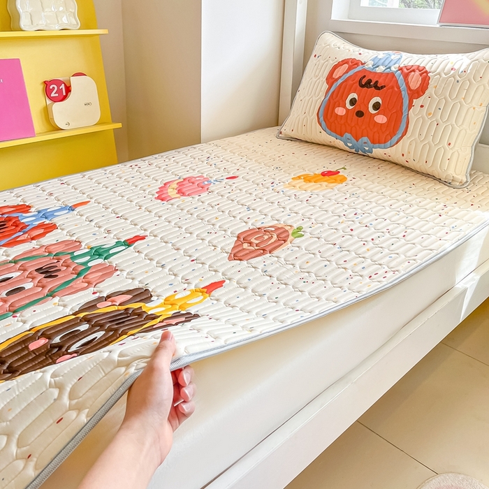 91家纺网 家纺一手货源 找家纺 川悦生活 2025新款大阪宿舍凉感丝凉席 快乐熊仔