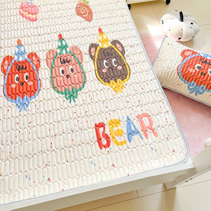 91家纺网 家纺一手货源 找家纺 川悦生活 2025新款大阪宿舍凉感丝凉席 快乐熊仔