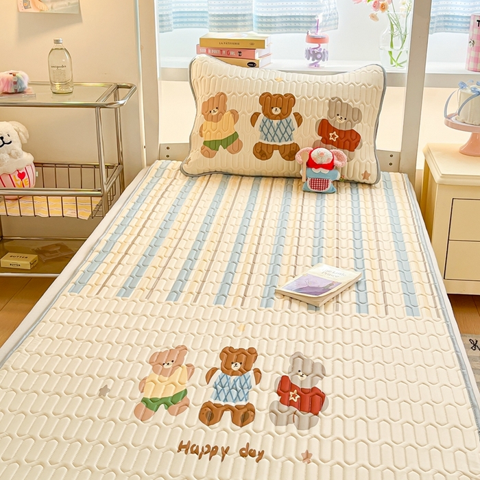 91家纺网 家纺一手货源 找家纺 川悦生活 2025新款大阪宿舍凉感丝凉席 奶呼小熊