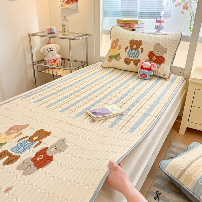 91家纺网 家纺一手货源 找家纺 川悦生活 2025新款大阪宿舍凉感丝凉席 奶呼小熊