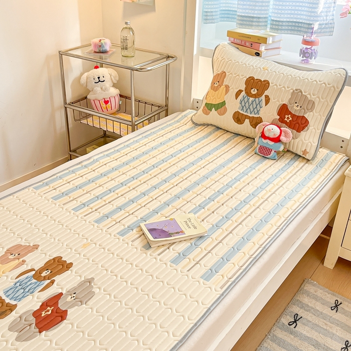 91家纺网 家纺一手货源 找家纺 川悦生活 2025新款大阪宿舍凉感丝凉席 奶呼小熊