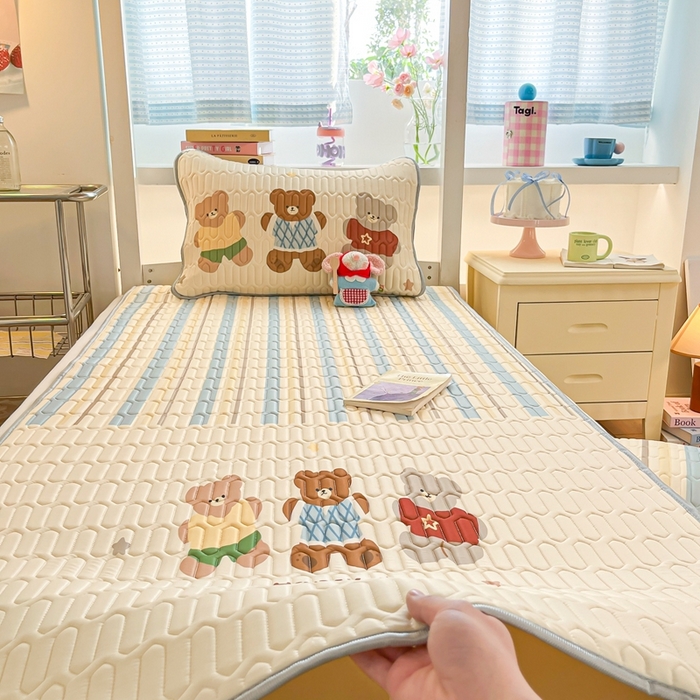 91家纺网 家纺一手货源 找家纺 川悦生活 2025新款大阪宿舍凉感丝凉席 奶呼小熊