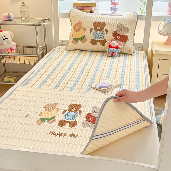 91家纺网 家纺一手货源 找家纺 川悦生活 2025新款大阪宿舍凉感丝凉席 奶呼小熊