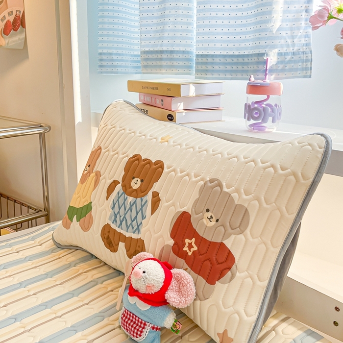 91家纺网 家纺一手货源 找家纺 川悦生活 2025新款大阪宿舍凉感丝凉席 奶呼小熊