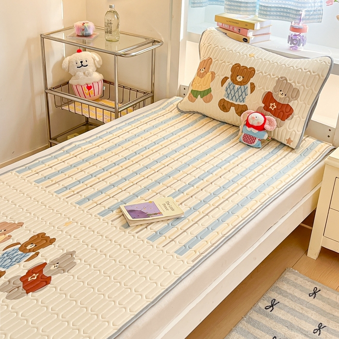 91家纺网 家纺一手货源 找家纺 川悦生活 2025新款大阪宿舍凉感丝凉席 奶呼小熊