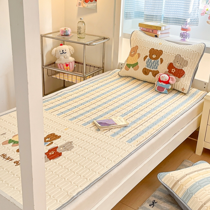 91家纺网 家纺一手货源 找家纺 川悦生活 2025新款大阪宿舍凉感丝凉席 奶呼小熊