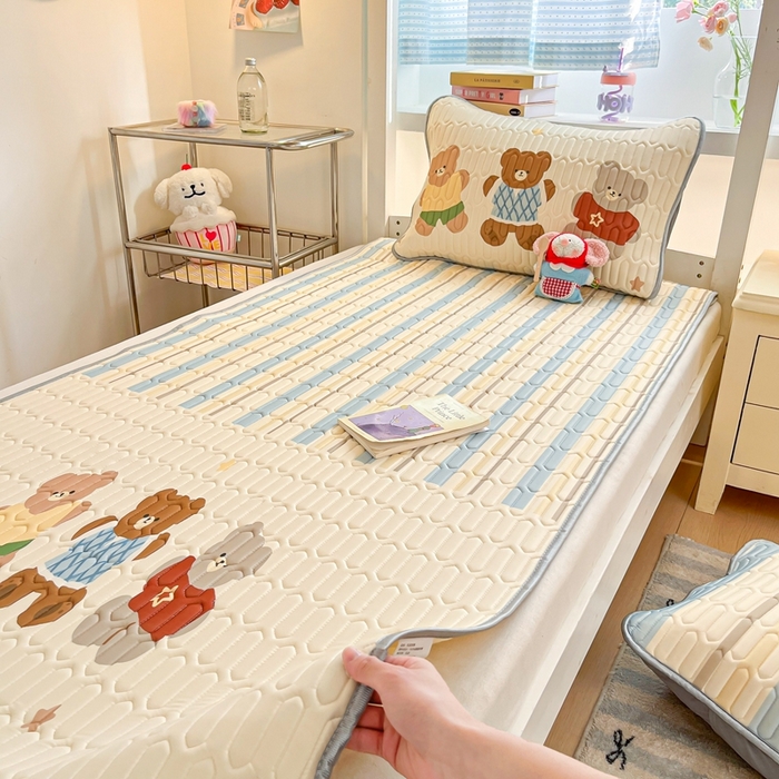 91家纺网 家纺一手货源 找家纺 川悦生活 2025新款大阪宿舍凉感丝凉席 奶呼小熊