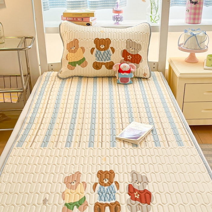 91家纺网 家纺一手货源 找家纺 川悦生活 2025新款大阪宿舍凉感丝凉席 奶呼小熊