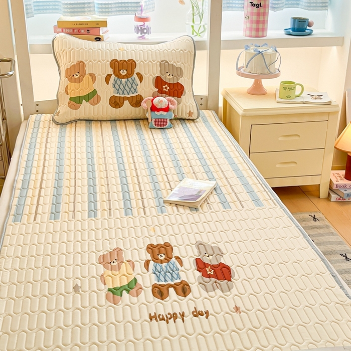 91家纺网 家纺一手货源 找家纺 川悦生活 2025新款大阪宿舍凉感丝凉席 奶呼小熊