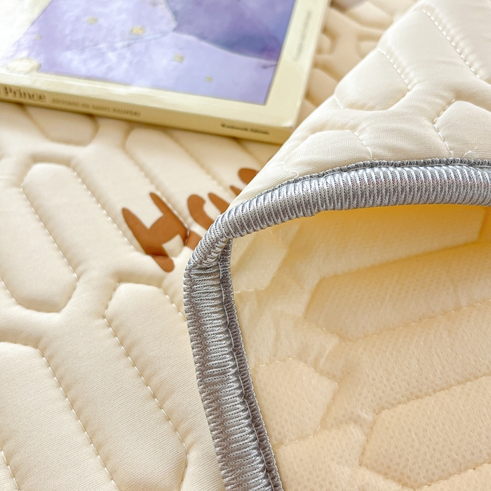 91家纺网 家纺一手货源 找家纺 川悦生活 2025新款大阪宿舍凉感丝凉席 奶呼小熊